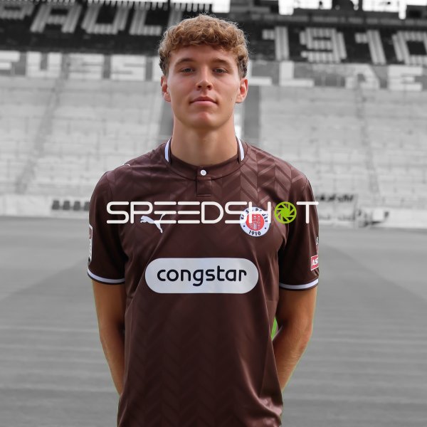 FC St. Pauli Spieler posiert für Porträtfoto an der Trainingsanlage