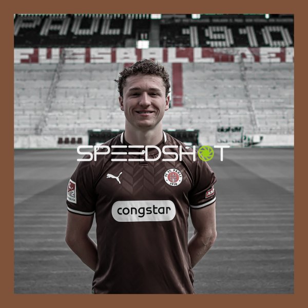 FC St. Pauli Spieler posiert im Trikot auf der Trainingsanlage Hamburg