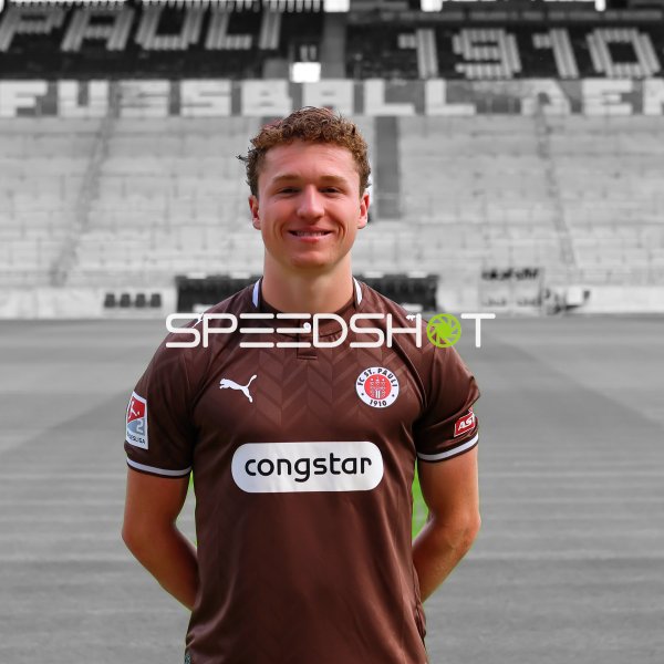 FC St. Pauli Spieler posiert im Millerntor-Stadion
