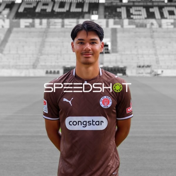 FC St. Pauli Spieler posiert für offizielles Mannschaftsfoto