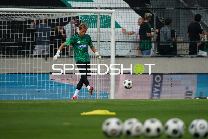 FC Wacker Torwart beim Aufwärmen vor dem Tor in Innsbruck