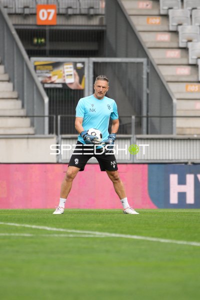 Torwart mit Ball beim Aufwärmen im Tivoli Innsbruck