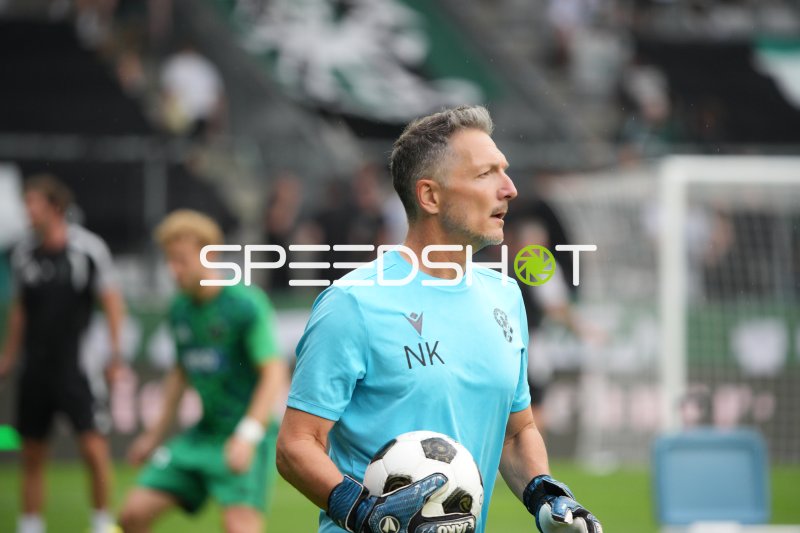Torwart von Schwarz Weiß Bregenz mit Ball beim Aufwärmen im Tivoli