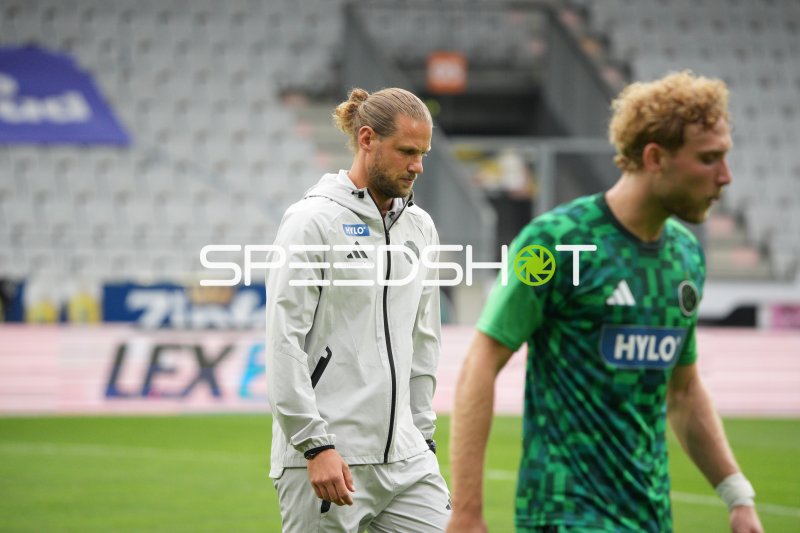 Zwei Spieler des FC Wacker beim Einlaufen im Tivoli Innsbruck