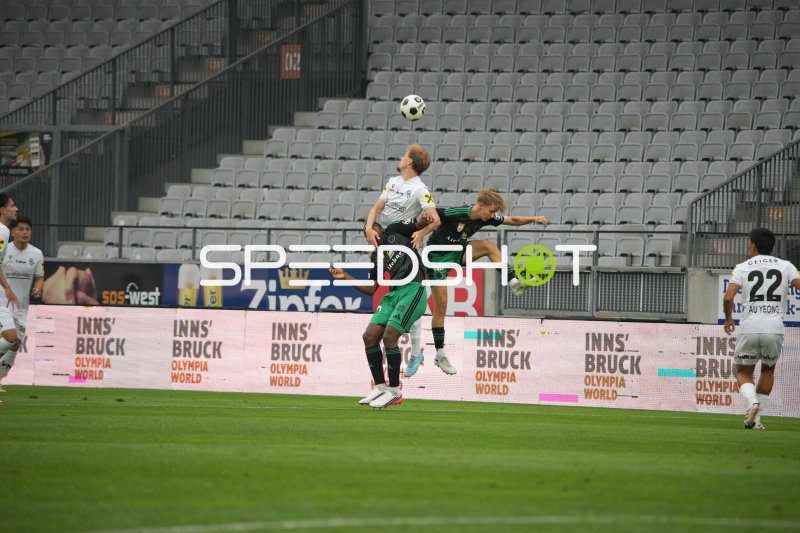 Kopfballduell zwischen FC Wacker und Schwarz Weiß Bregenz im Tivoli