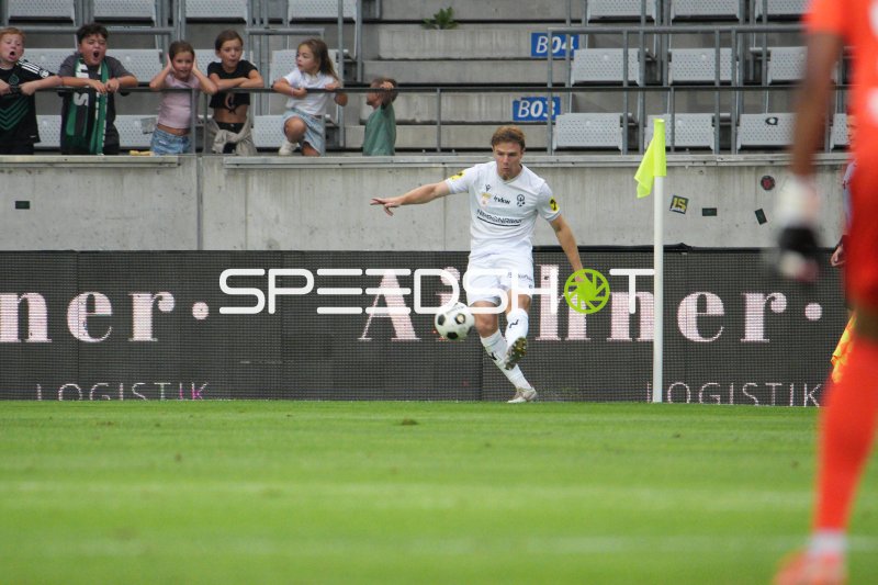 FC Wacker Spieler an der Eckfahne im Ballkontakt