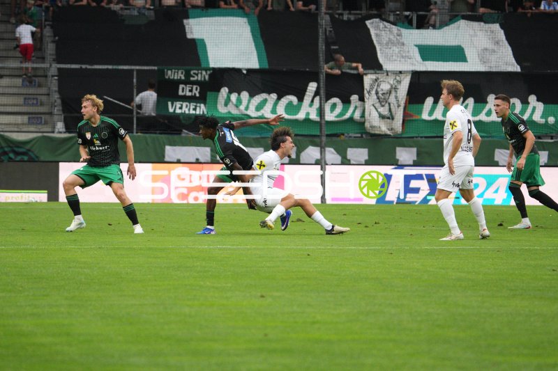 Zweikampf zwischen FC Wacker und Schwarz Weiß Bregenz im Tivoli Innsbruck