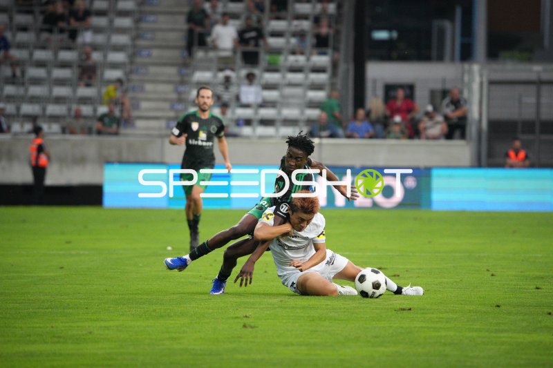 Zweikampf zwischen Schwarz Weiß Bregenz und FC Wacker im Tivoli