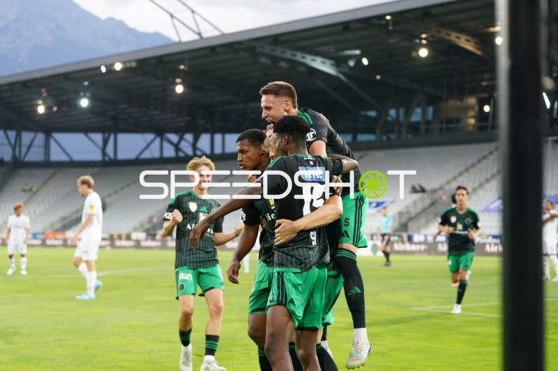 Mouhamed Sy (#15; FC Wacker) und Teamkollegen bejubeln Tor im Tivoli