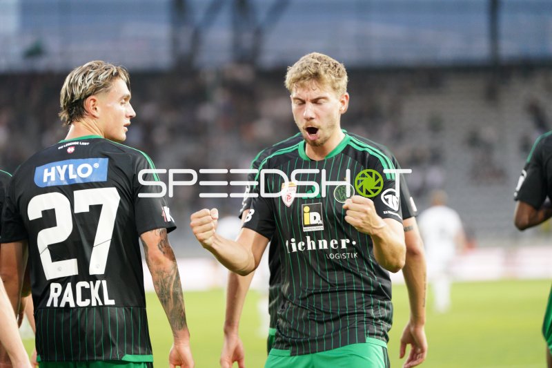 Quirin Rackl (#27; FC Wacker) jubelt mit Teamkollege beim Tivoli