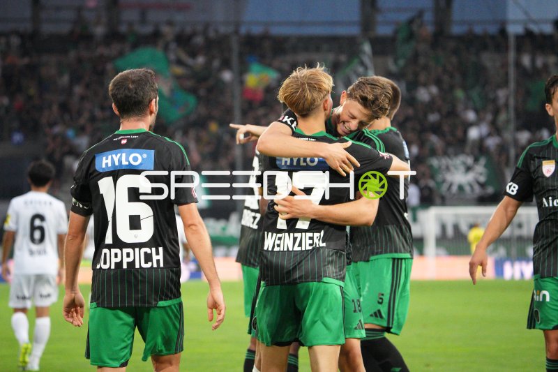 Christopher Weinzierl (#17; FC Wacker) beim Torjubel mit Teamkollegen