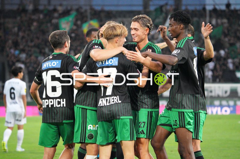 Christopher Weinzierl (#17; FC Wacker) beim Torjubel mit Teamkollegen