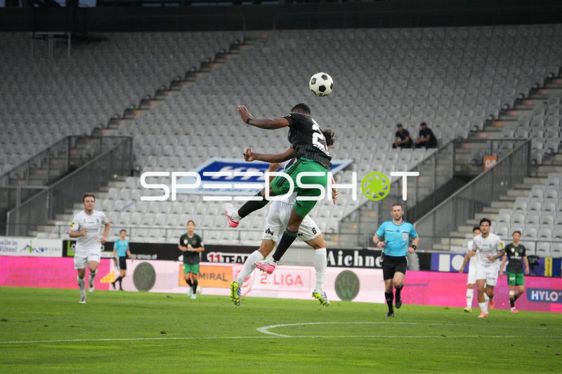 Kopfballduell zwischen FC Wacker und Schwarz Weiß Bregenz im Tivoli