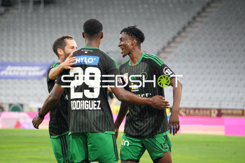 Anderson Rodriguez (#29; FC Wacker) feiert Tor mit Teamkollegen