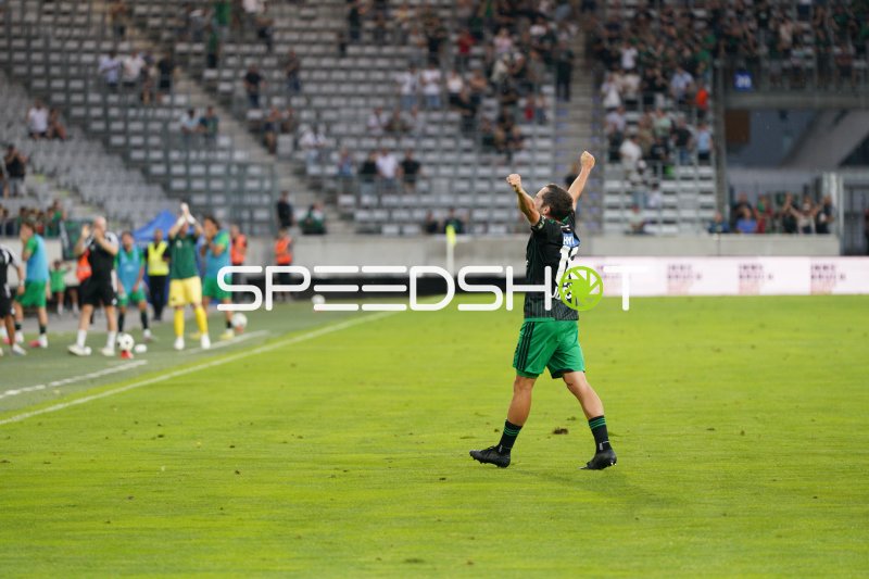 Alexander Joppich (#16; FC Wacker) jubelt nach Spielende im Tivoli