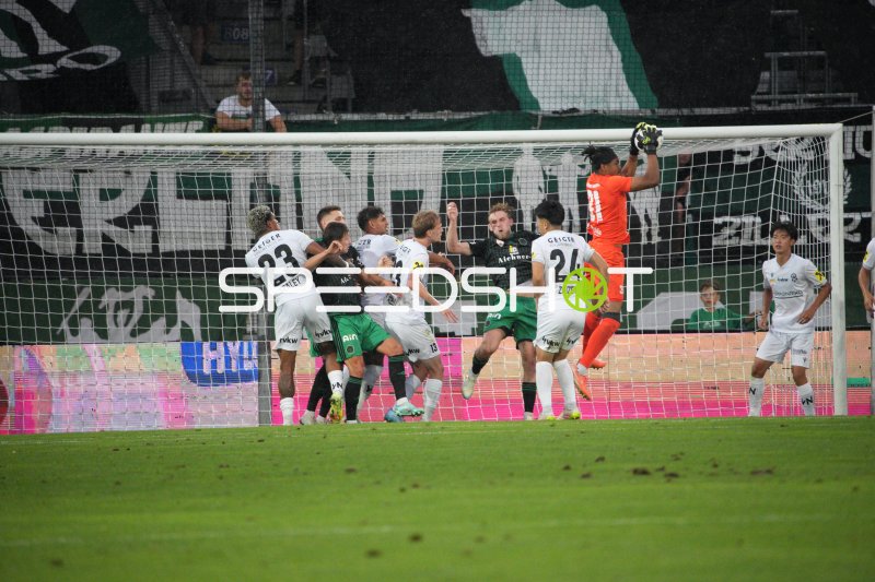 LaSean Sealey (#23; Schwarz weiß Bregenz) im Kopfballduell vor dem Tor