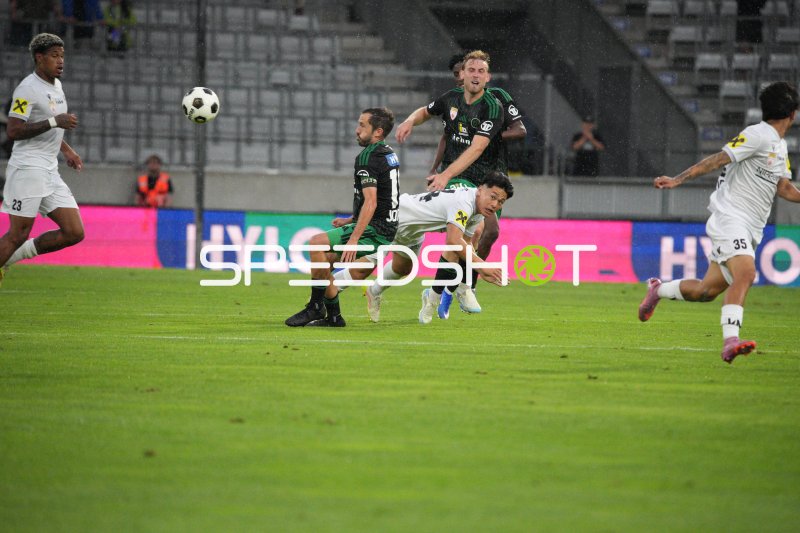 Zweikampf zwischen FC Wacker und Schwarz Weiß Bregenz im Tivoli