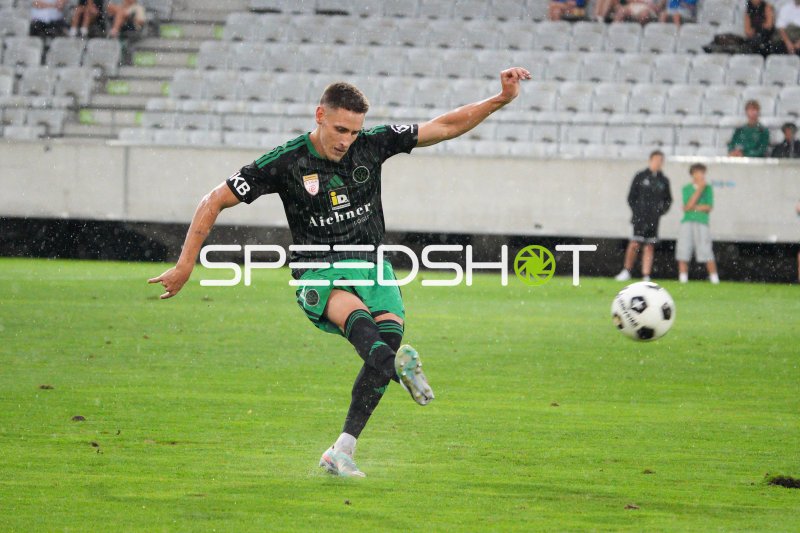 FC Wacker Spieler beim Schuss im Regen im Tivoli Innsbruck