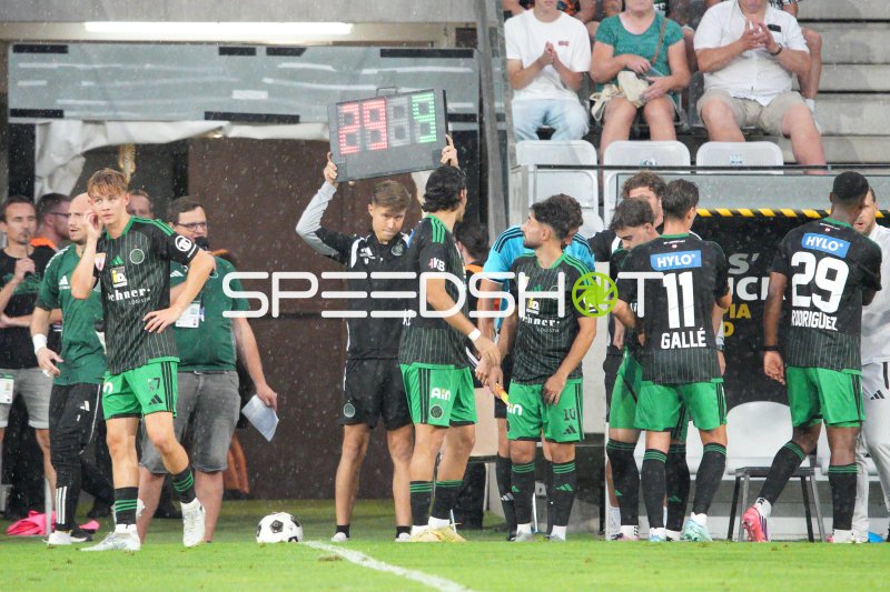 Anderson Rodriguez (#29; FC Wacker) und Raphael Gallé (#11; FC Wacker) bei Auswechslung