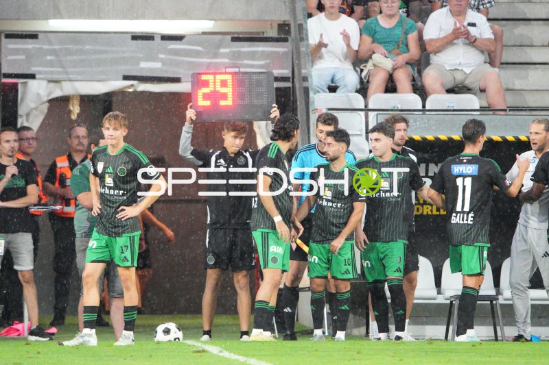 Christopher Weinzierl (#17; FC Wacker) und Raphael Gallé (#11; FC Wacker) bei Auswechslung