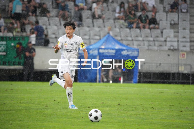 Yusei Shima (#6; Schwarz weiß Bregenz) am Ball im Regen