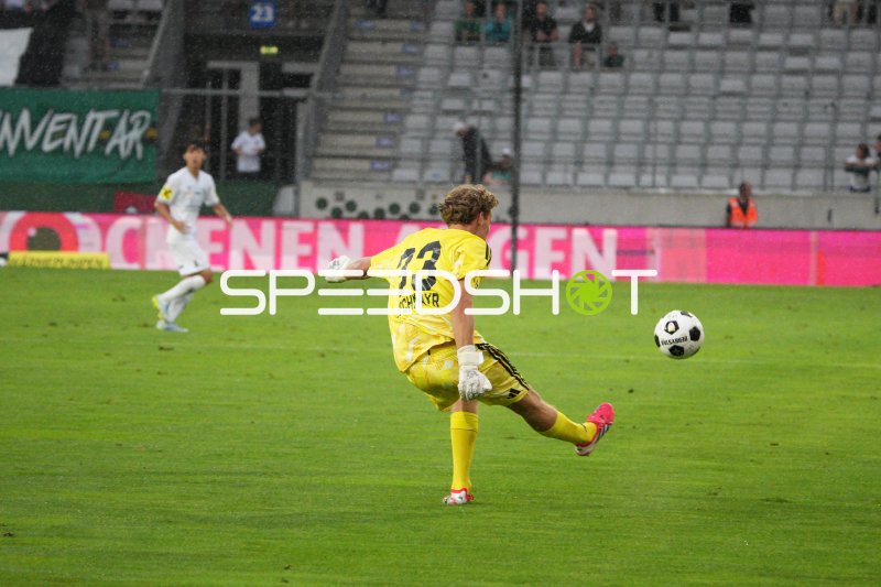Juri Kirchmayr (#33; FC Wacker) beim Abschlag im Tivoli
