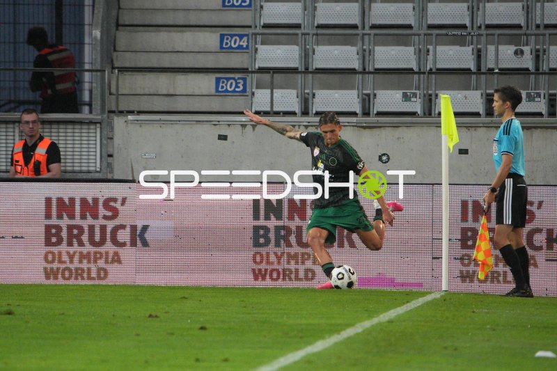FC Wacker Spieler führt Eckball aus am Tivoli Innsbruck