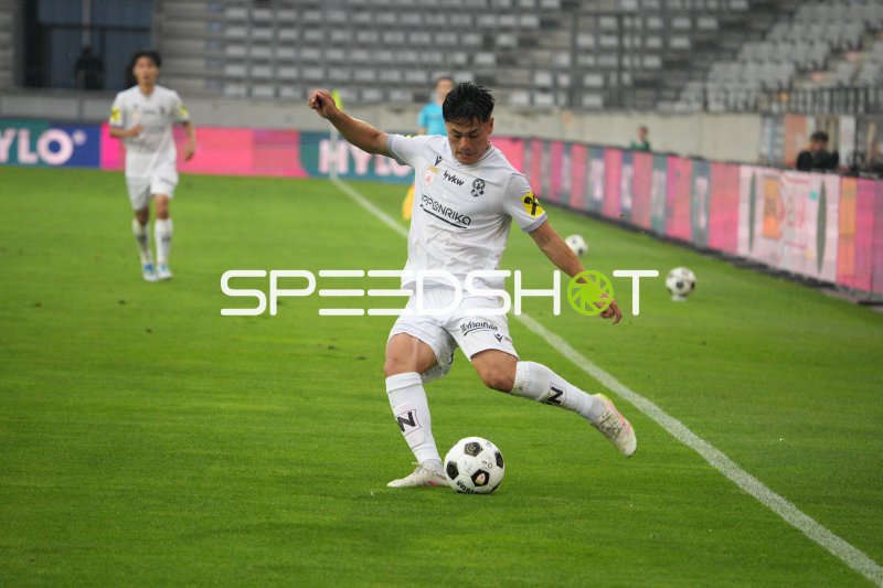 Schwarz Weiß Bregenz-Spieler beim Schuss im Tivoli Innsbruck