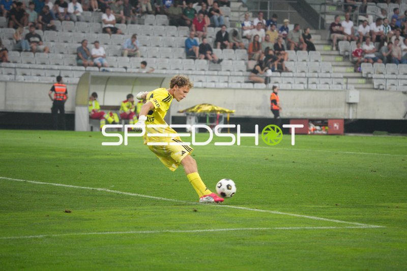 Torwart von FC Wacker beim Abschlag im Tivoli Innsbruck