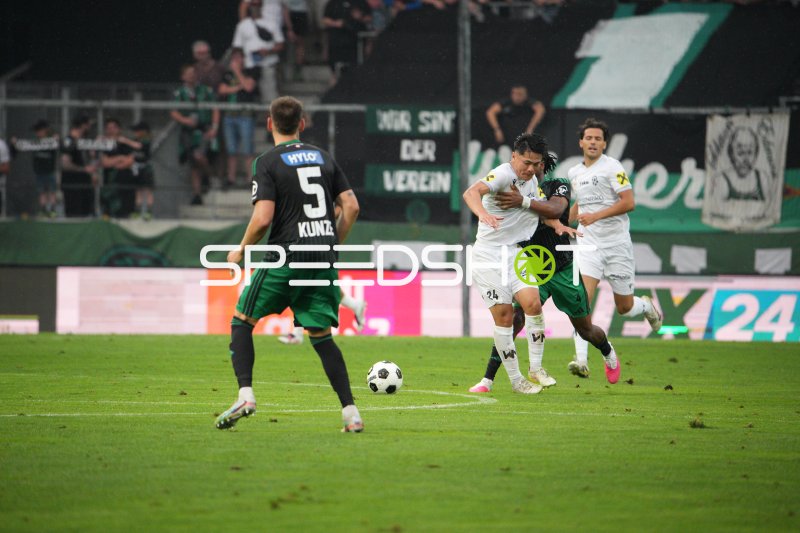 Bright Owusu (#24; FC Wacker) im Zweikampf gegen Schwarz Weiß Bregenz