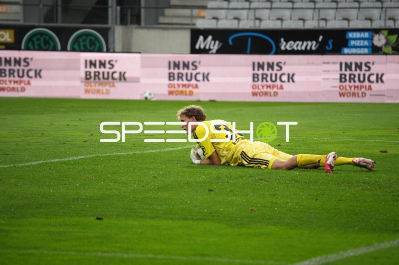Juri Kirchmayr (#33; FC Wacker) hält den Ball am Boden