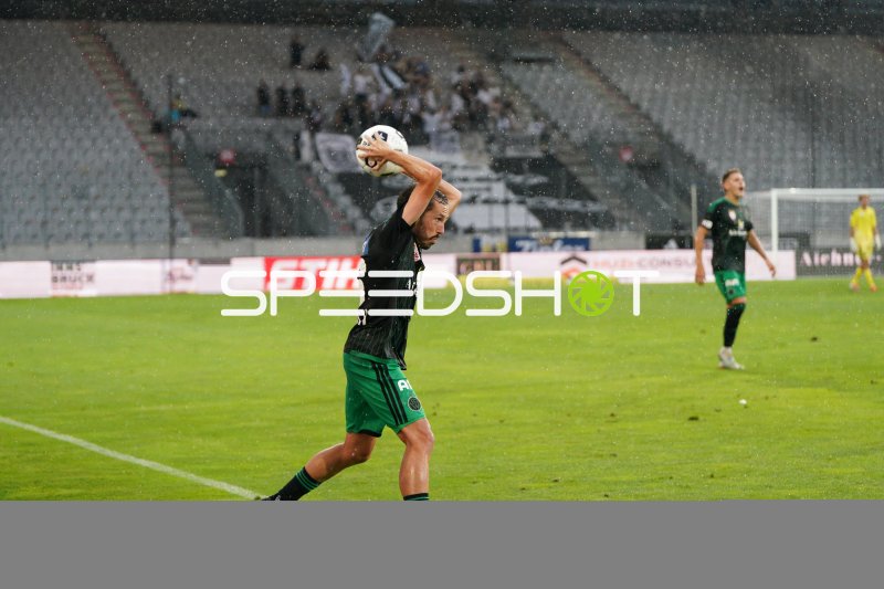 FC Wacker Spieler führt Einwurf im Regen am Tivoli durch