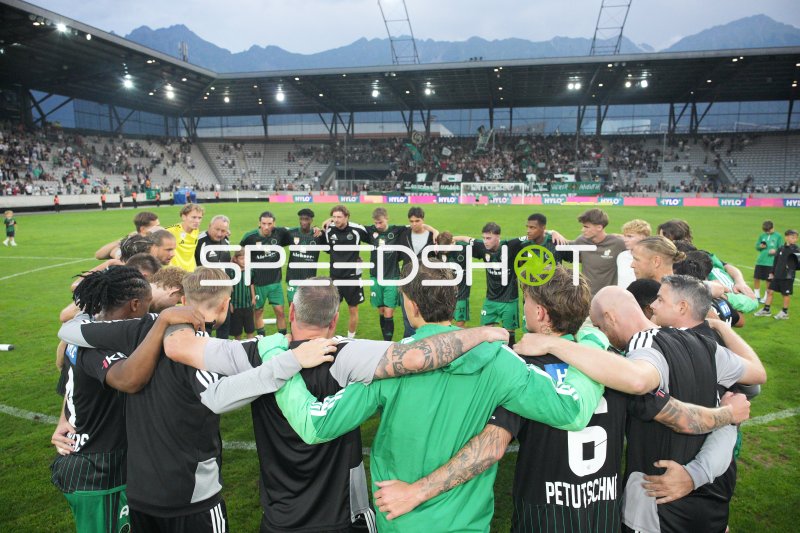 Schwarz weiß Bregenz im Mannschaftskreis nach dem Spiel im Tivoli
