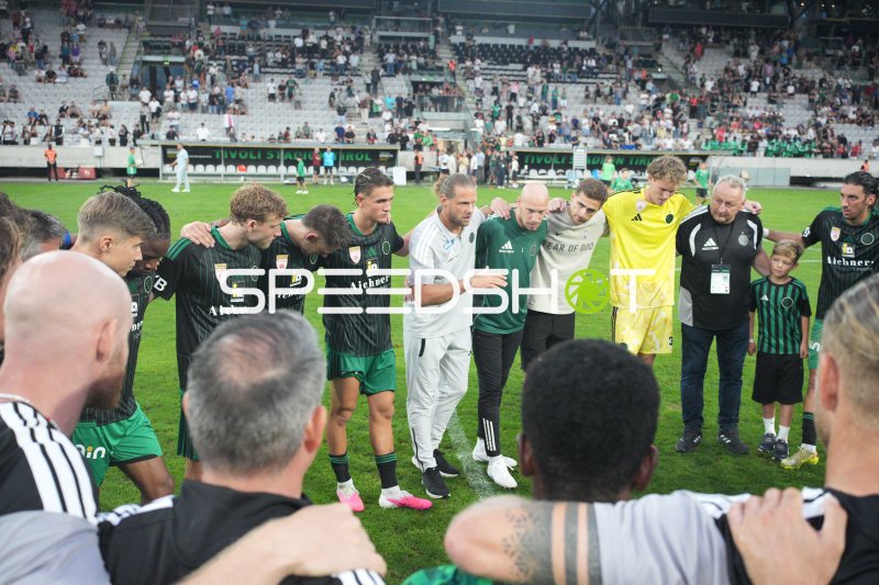 FC Wacker Innsbruck und Schwarz Weiß Bregenz beim Mannschaftskreis nach dem Spiel