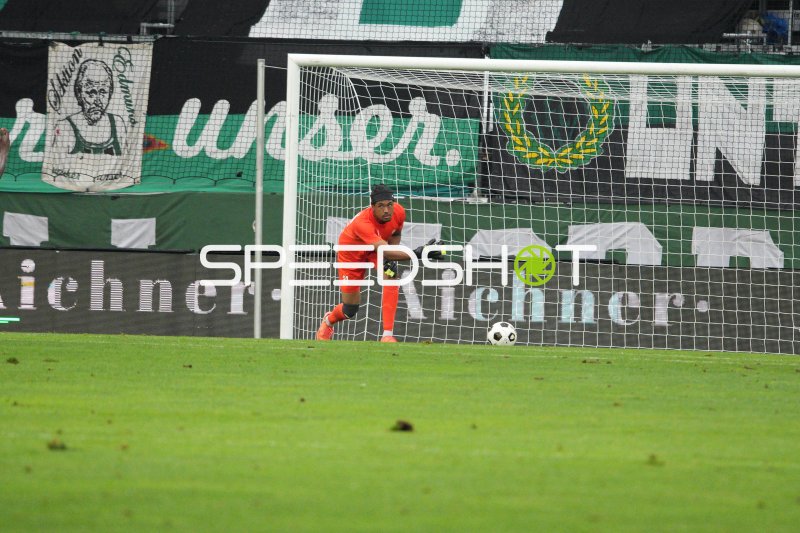 Peter Kwame Aizawa (#31; Schwarz weiß Bregenz) bereit im Tor