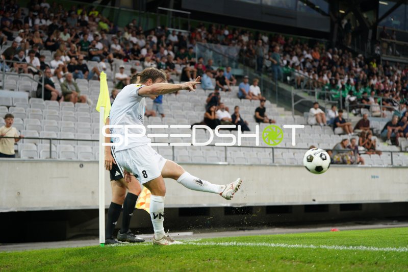 Matt Evans (#8; Schwarz weiß Bregenz) tritt Eckball im Tivoli