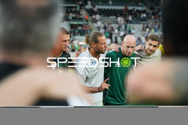 FC Wacker Spieler werden nach Verletzung vom Platz geführt