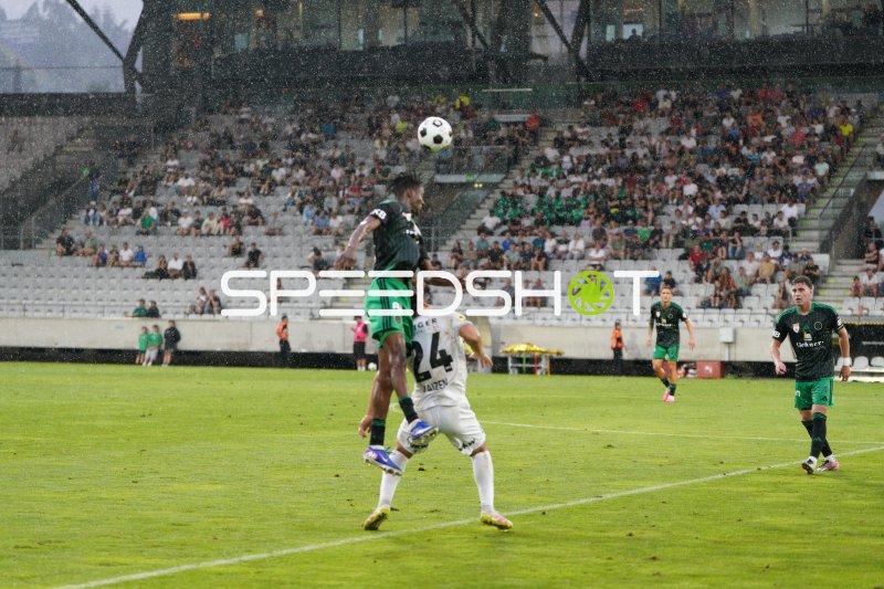 Bright Owusu (#24; Schwarz weiß Bregenz) im Kopfballduell beim Tivoli Innsbruck