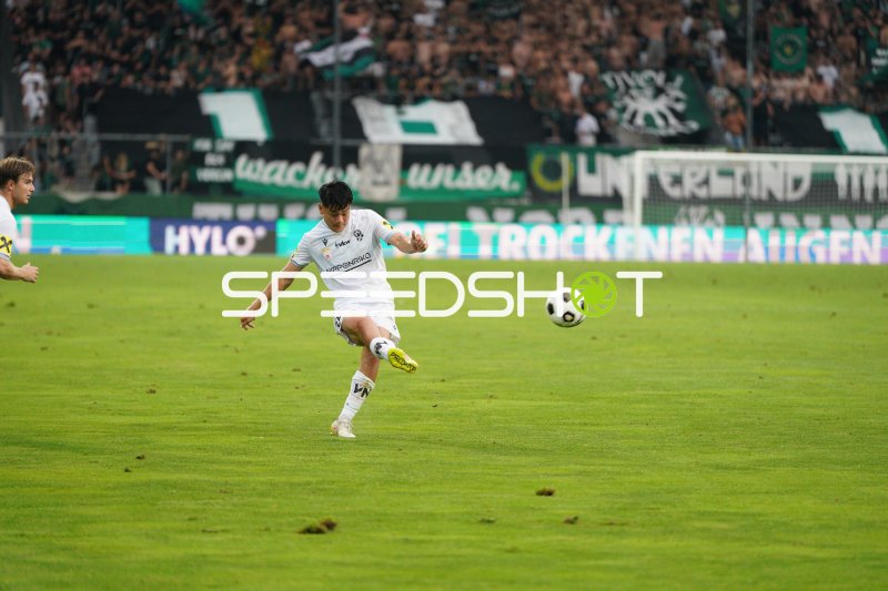 Schwarz weiß Bregenz Spieler beim Schuss im Tivoli Innsbruck
