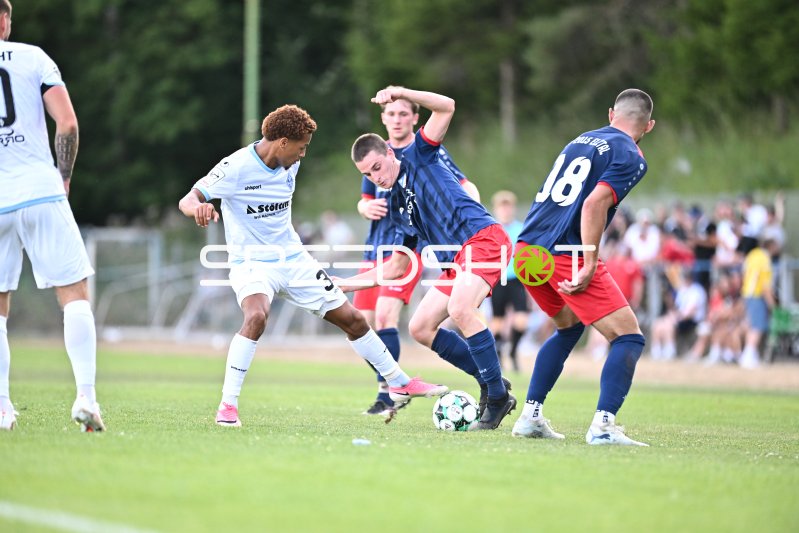 Nico Schumacher (FV Elztal) im Zweikampf gegen SV Waldhof Mannheim