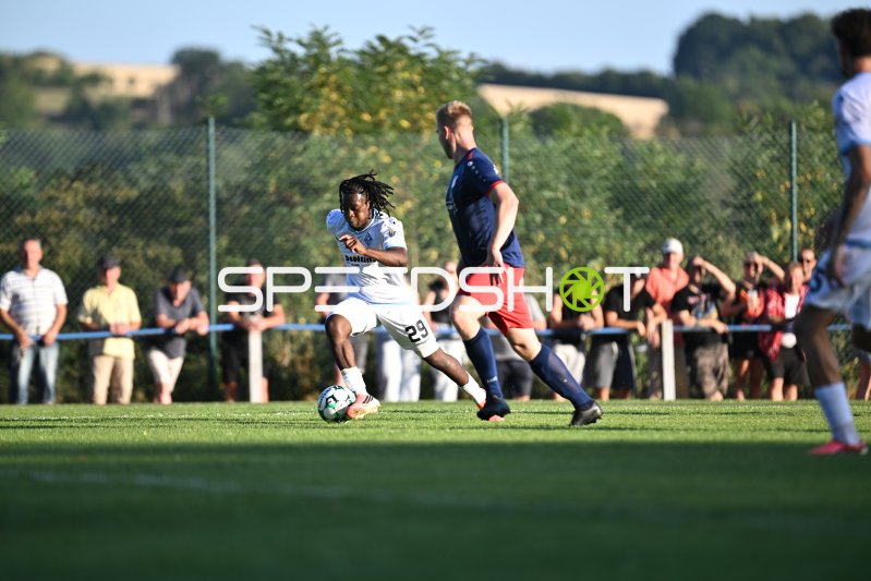 SV Waldhof Mannheim (#29) im Zweikampf gegen FV Elztal