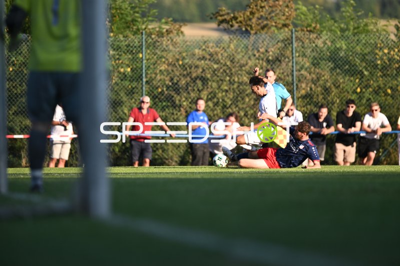 Zweikampf im Strafraum: SV Waldhof Mannheim gegen FV Elztal