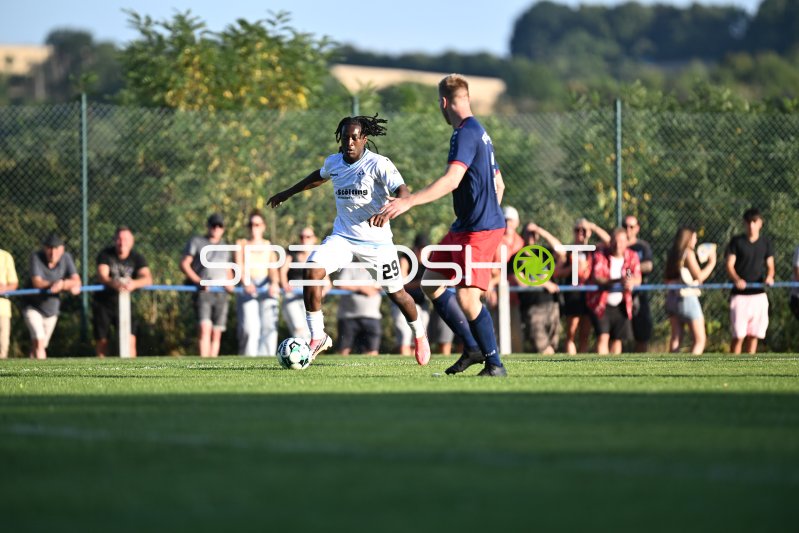 Nolan Muteba N'Tumba (#29; SV Waldhof Mannheim) im Zweikampf gegen FV Elztal