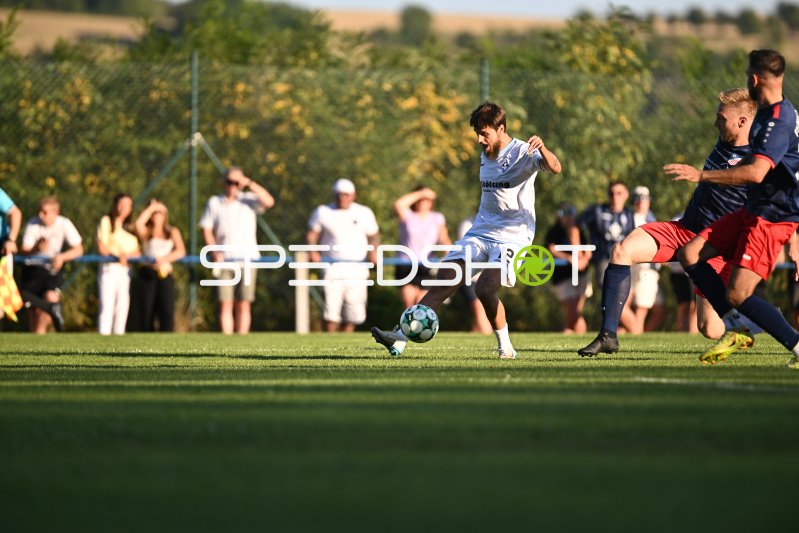 Spieler (#12; SV Waldhof Mannheim) beim Schuss unter Druck