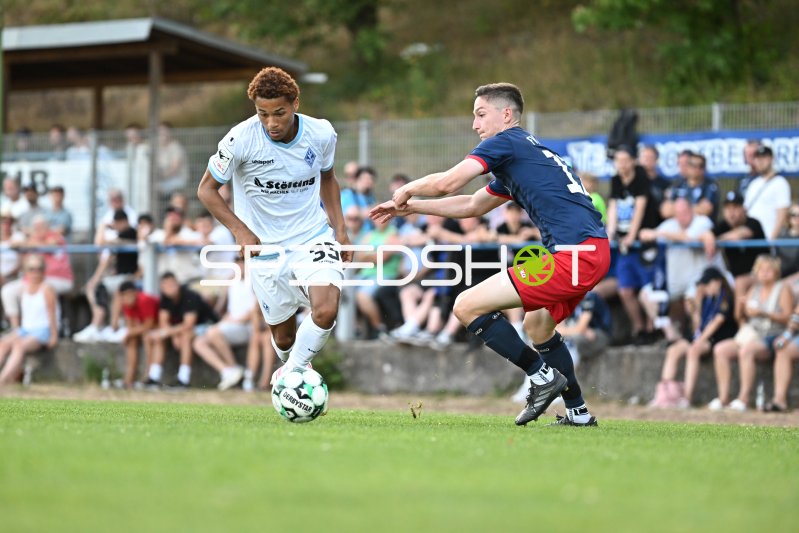 Djayson Mendes (#35; SV Waldhof Mannheim) im Zweikampf gegen Mirco Kuhn (FV Elztal)