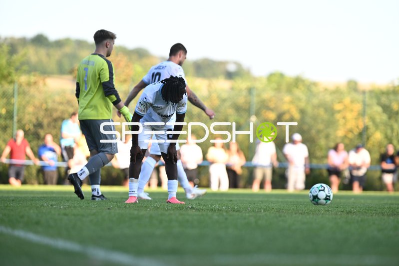 Kennedy Okpala (#32; SV Waldhof Mannheim) bereitet sich auf Freistoß vor