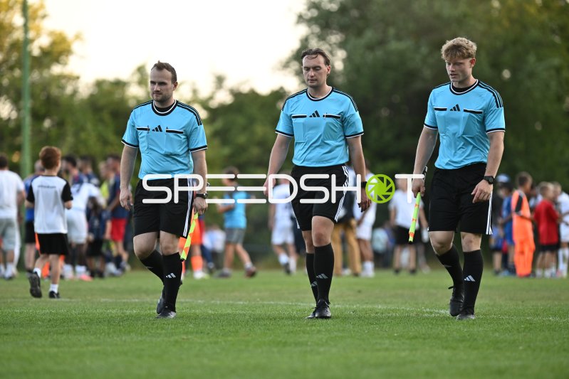 Schiedsrichter-Trio verlässt das Spielfeld im Elzbergstadion