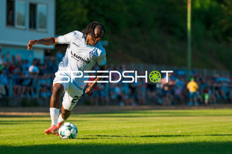 Adama Diakhaby (#27; SV Waldhof Mannheim) am Ball im Sonnenlicht