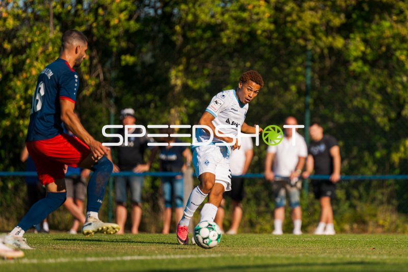 Djayson Mendes (#35; SV Waldhof Mannheim) im Zweikampf gegen FV Elztal