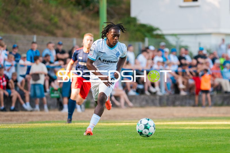 Nolan Muteba N'Tumba (#29; SV Waldhof Mannheim) am Ball im Vorwärtsdrang